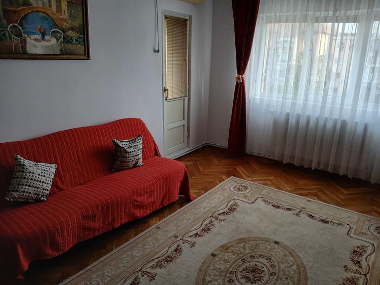 Apartament cu 3 camere decomandat în Girocului