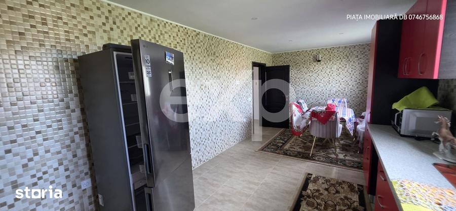 Casă cu 10 camere cu Teren 9800 Mp în Văcărești
