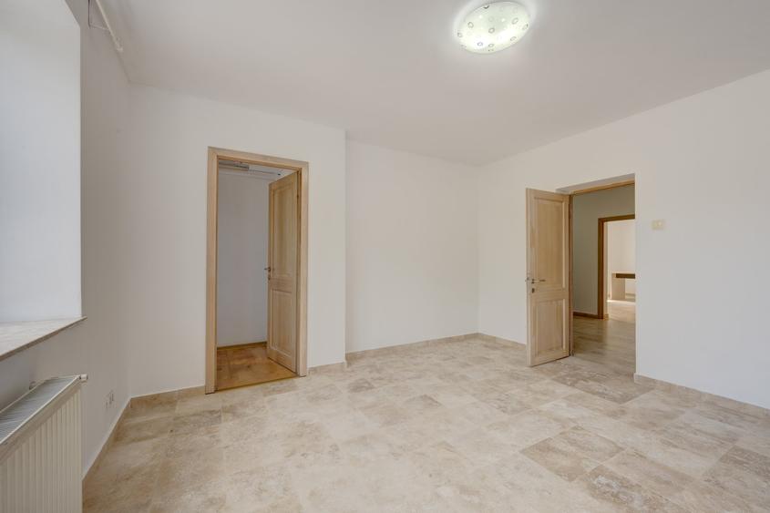 Apartament cu 3 camere decomandat în Drumul Sării