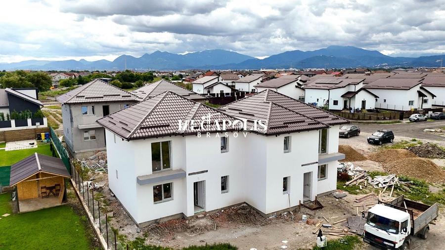 Duplex cu 4 camere cu Canalizare în Sânpetru