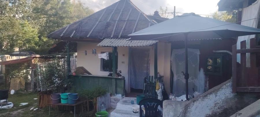 Casă cu 2 camere cu Teren 1734 Mp în Central