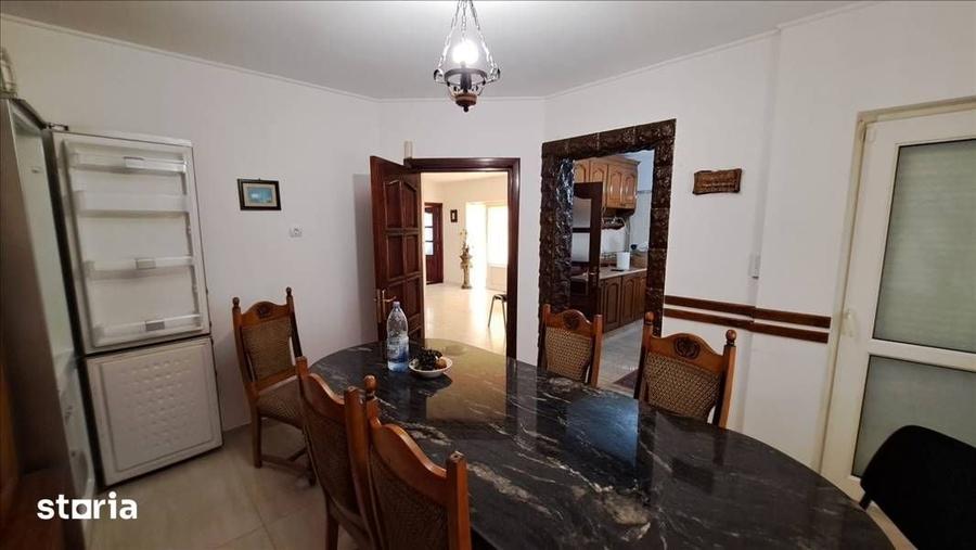 Casă cu 8 camere cu Teren 560 Mp în Central