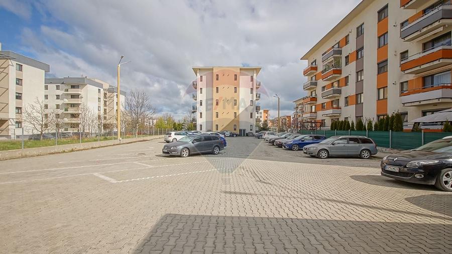 Apartament cu 3 camere decomandat, mobilat în Tractorul