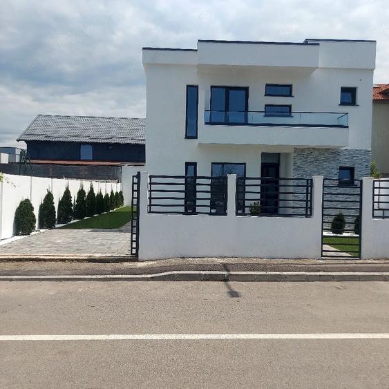 Casă cu Teren 301 Mp în Est