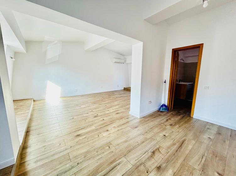 Casă individuală cu 5 camere cu Garaj în Domenii