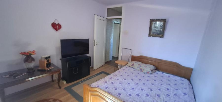 Apartament cu 3 camere semidecomandat în Colentina