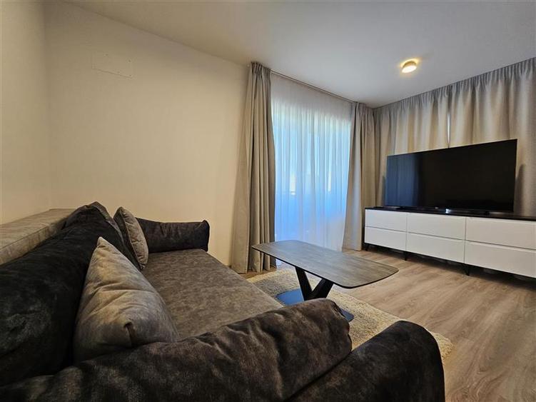 Apartament cu 3 camere decomandat, mobilat în Tractorul