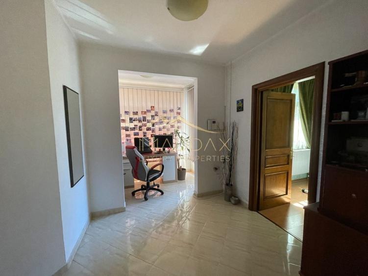 Casă individuală cu 6 camere cu Canalizare în Jiului