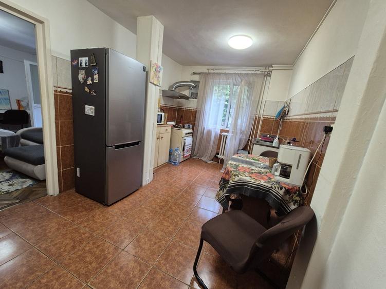 Apartament cu 3 camere semidecomandat în Circumvalațiunii