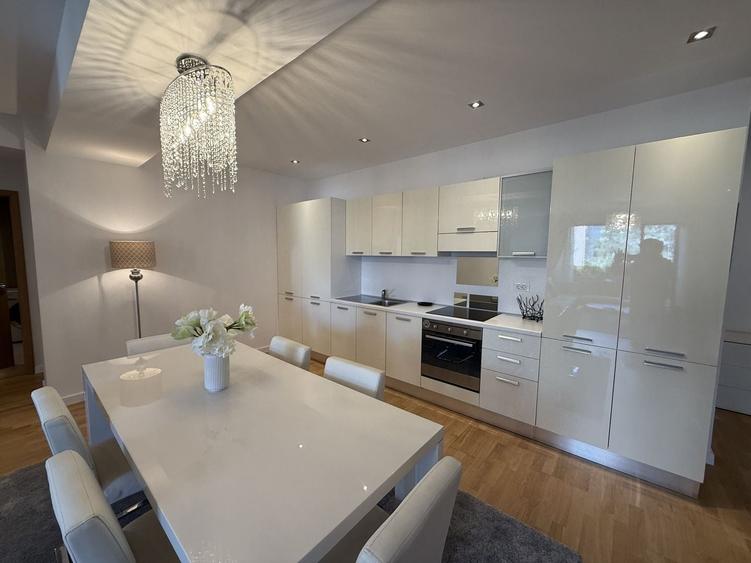 Apartament cu 3 camere, mobilat în Iancu Nicolae