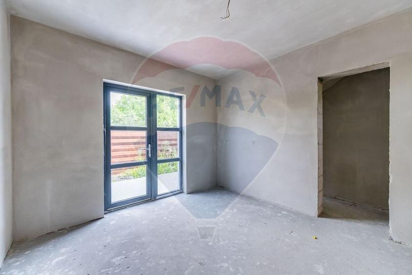 Apartament cu 4 camere decomandat în Pârneava