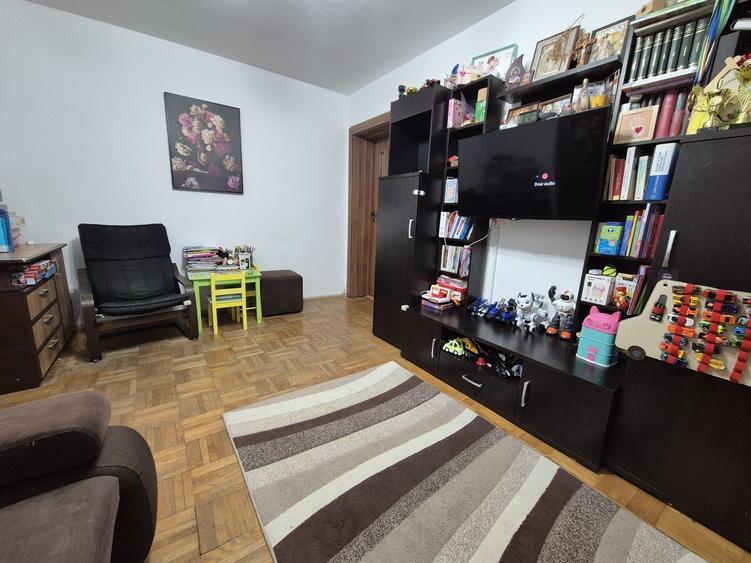 Apartament cu 3 camere semidecomandat, mobilat în Giulești