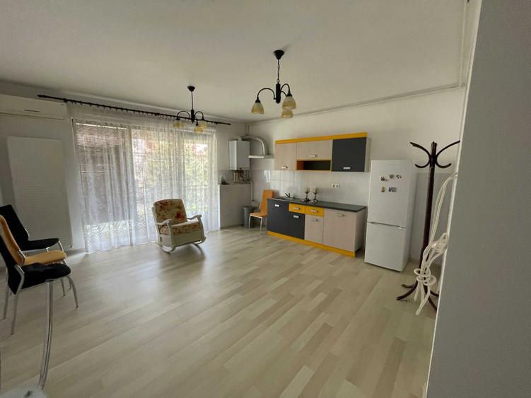 Apartament cu 2 camere decomandat în Pajura
