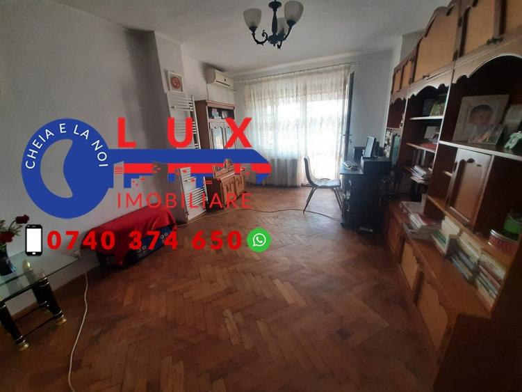 Apartament cu 3 camere decomandat în Piața Nouă