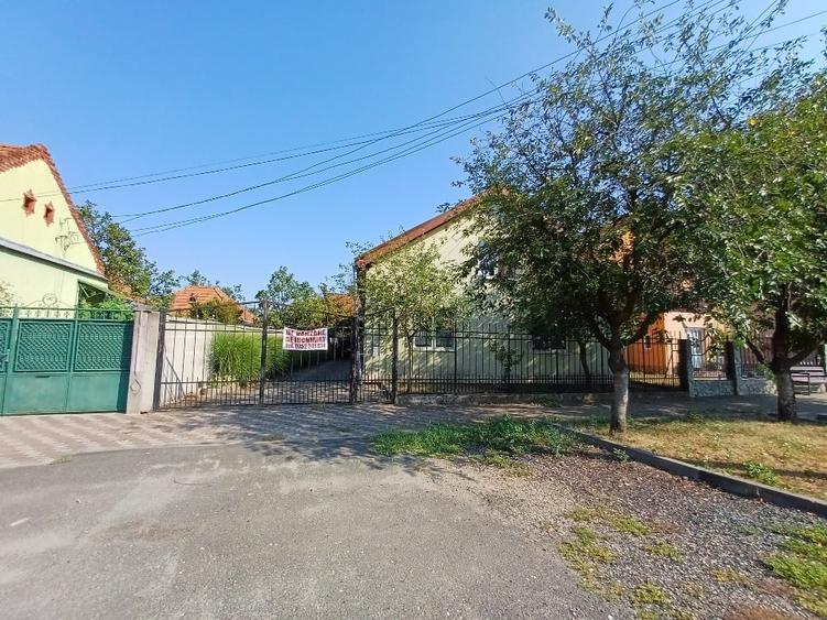 Casă individuală cu 11 camere cu Canalizare în Central