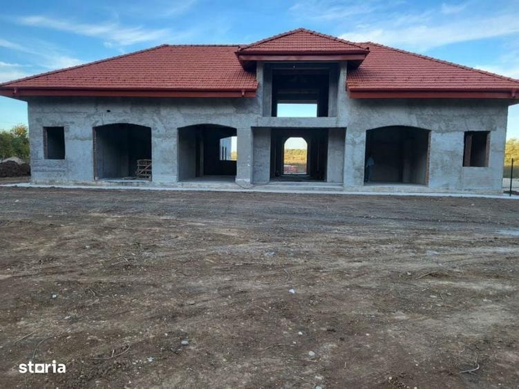Casă cu 4 camere în Bălteni