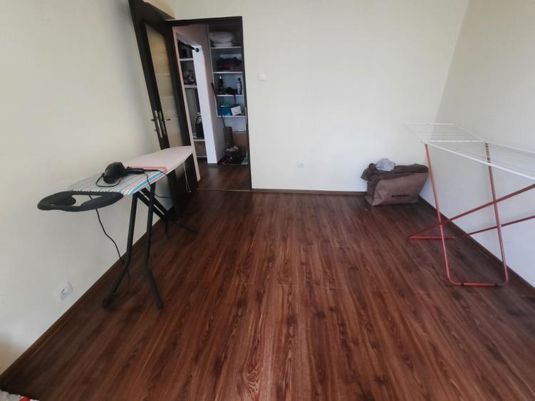 Apartament cu 3 camere semidecomandat în Ferentari