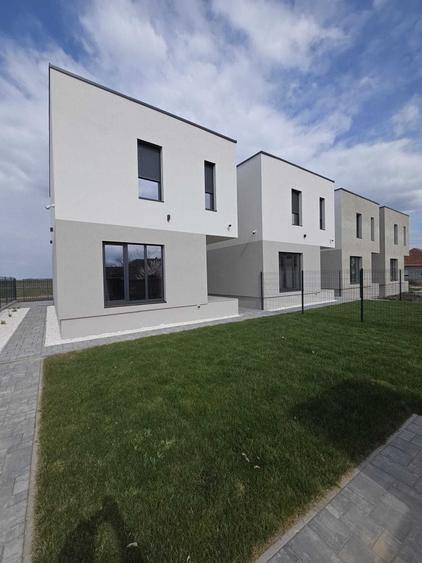 Casă cu 4 camere cu Teren 250 Mp în Covaci