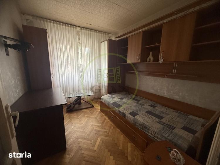 Apartament cu 3 camere semidecomandat în Craiovița Nouă