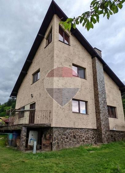 Casă individuală cu 5 camere cu Teren 696 Mp în Vulcan