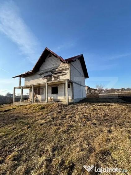 Casă cu 3 camere cu Teren 5000 Mp în Central