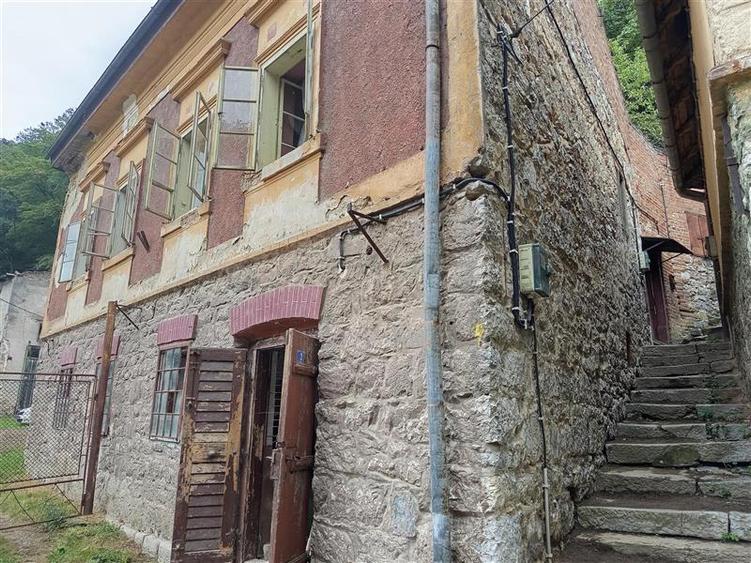 Casă individuală cu 7 camere cu Canalizare în Vest