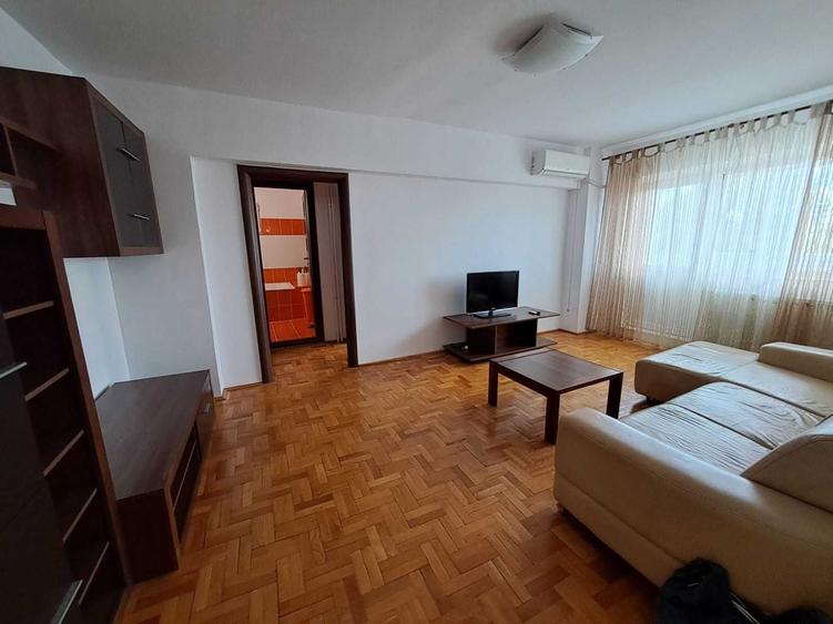 Apartament cu 3 camere semidecomandat în Berceni