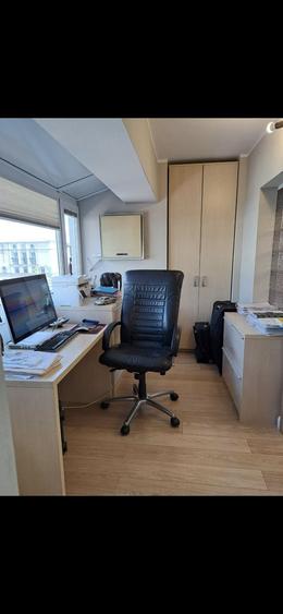 Apartament cu 4 camere semidecomandat în Victoriei