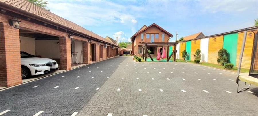 Casă individuală cu 15 camere cu Canalizare în Central