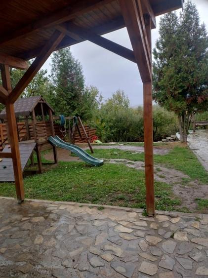 Casă individuală cu 5 camere cu Canalizare în Vălenii de Munte