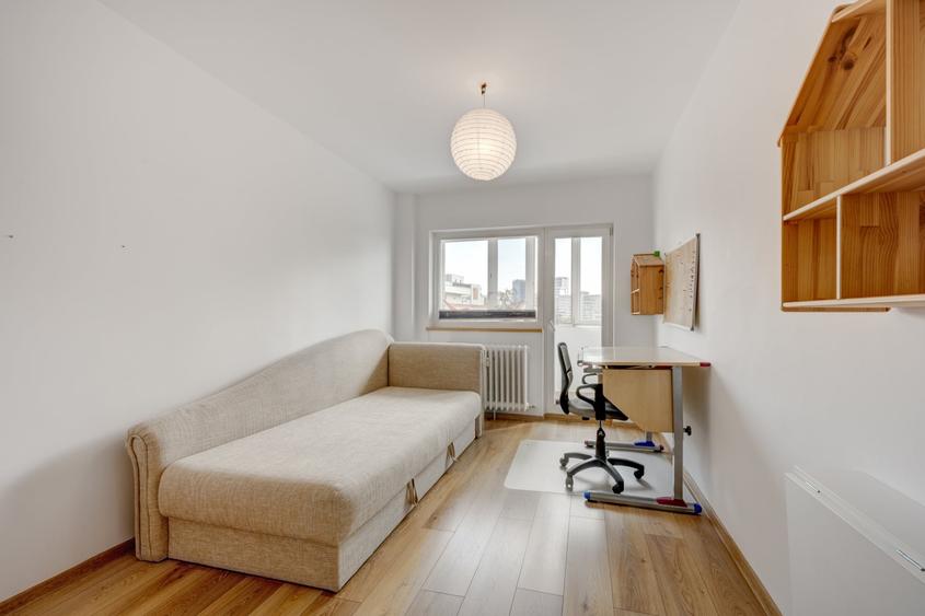 Apartament cu 3 camere semidecomandat, mobilat în Banu Manta