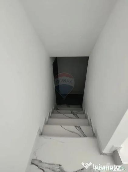 Apartament cu 5 camere decomandat în Precista