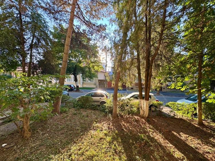 Apartament cu 2 camere semidecomandat, mobilat în Cornișa