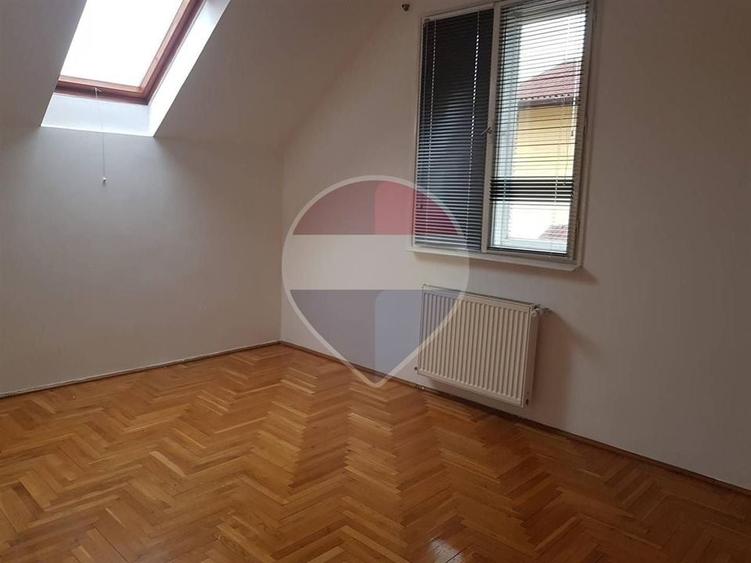 Casă individuală cu 13 camere cu Teren 700 Mp în Zorilor