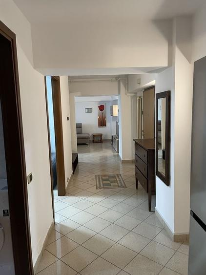 Apartament cu 3 camere decomandat, mobilat în Decebal