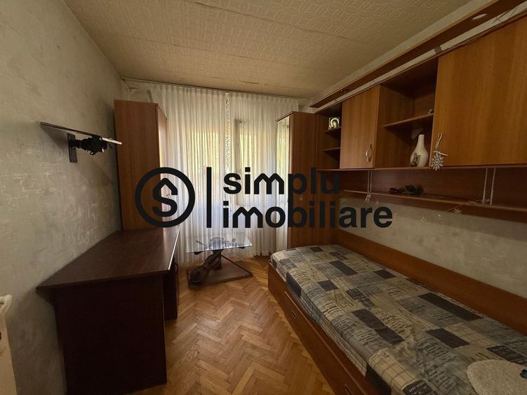 Apartament cu 3 camere semidecomandat, mobilat în Craiovița Nouă