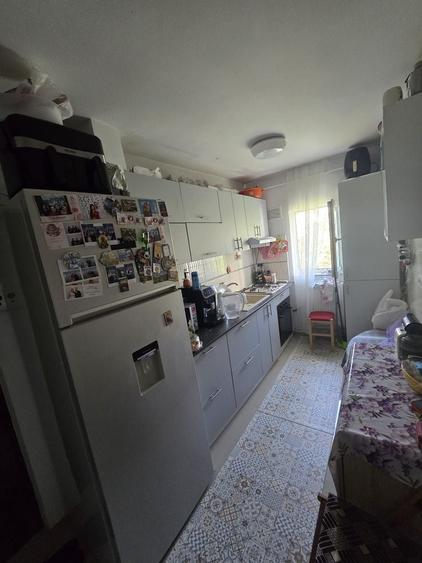 Apartament cu 3 camere semidecomandat, mobilat în Dacia