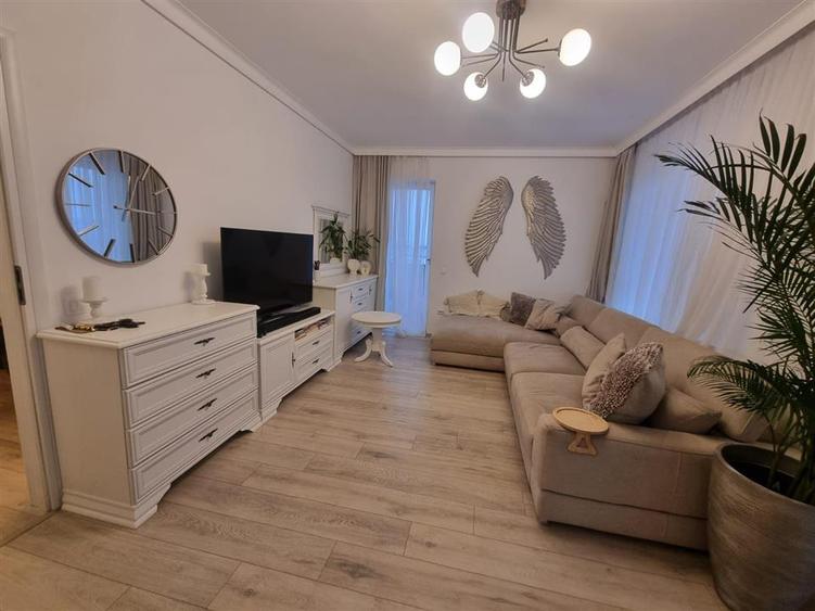 Apartament cu 3 camere decomandat, mobilat în Central