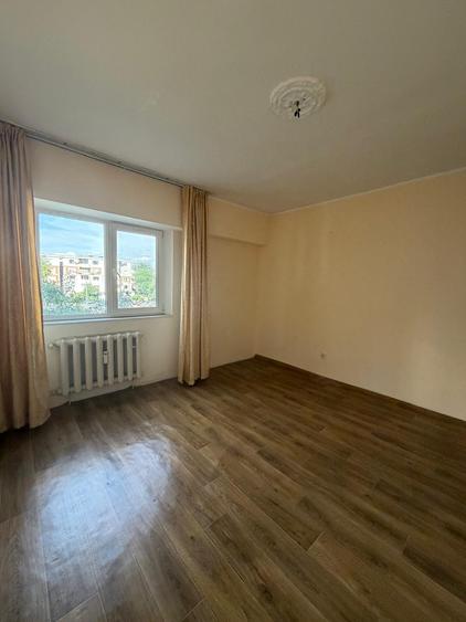 Garsonieră decomandată în