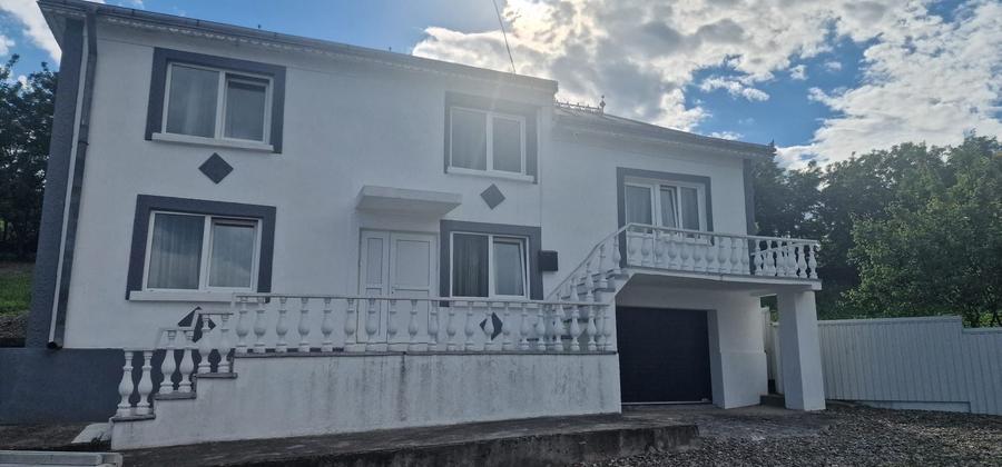 Casă individuală cu 6 camere cu Canalizare în Est
