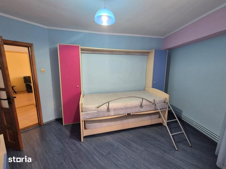 Apartament cu 3 camere decomandat, mobilat în Casa de Cultură