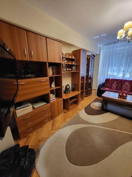 Apartament cu 3 camere decomandat în Exterior Vest