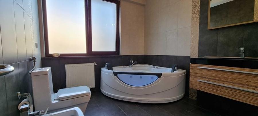 Casă individuală cu 6 camere cu Canalizare în Băneasa