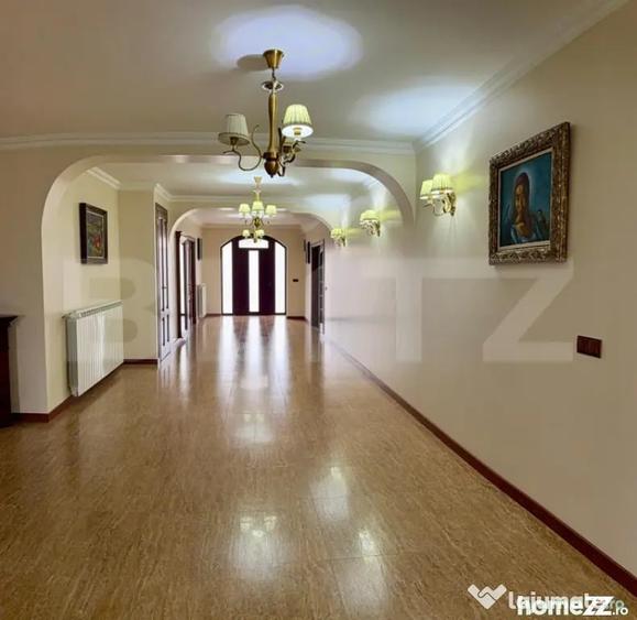 Casă cu 7 camere cu Teren 959 Mp în Central