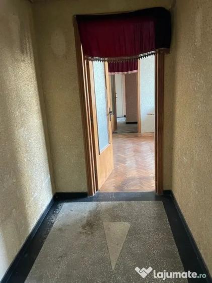Apartament cu 3 camere semidecomandat în Central