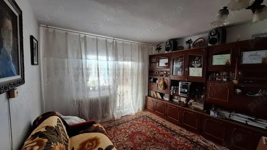 Apartament cu 3 camere semidecomandat în Central
