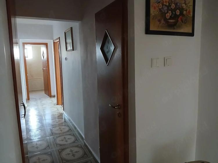 Apartament cu 3 camere decomandat în Girocului