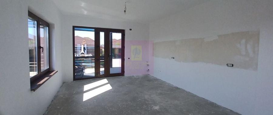 Casă cu 4 camere cu Teren 440 Mp în Săbăreni