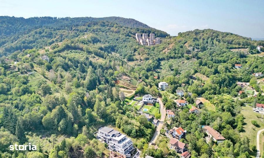 Teren de 2300 mp, în Schei