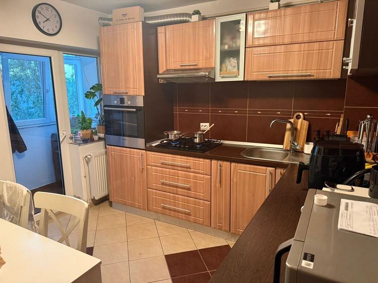 Apartament cu 3 camere decomandat, mobilat în Micro 5